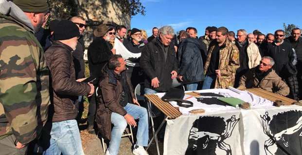 Eric Simoni et les militants de Corsica Libera, samedi matin, devant le couvent Santa Catalina à Siscu.