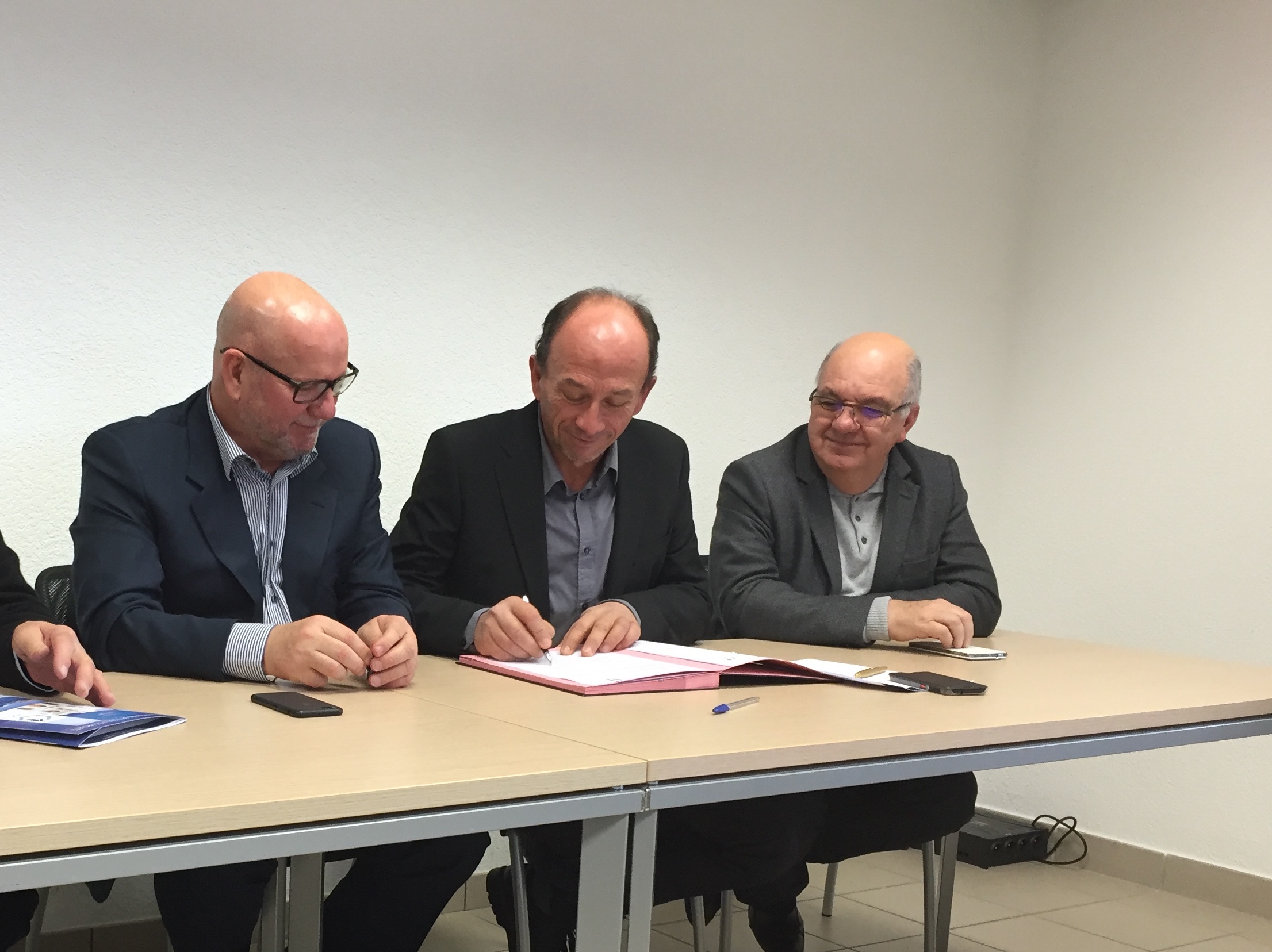 Conscient des enjeux pour le territoire, c'est avec un sourire non dissimulé que Louis Cesari a signé la convention.