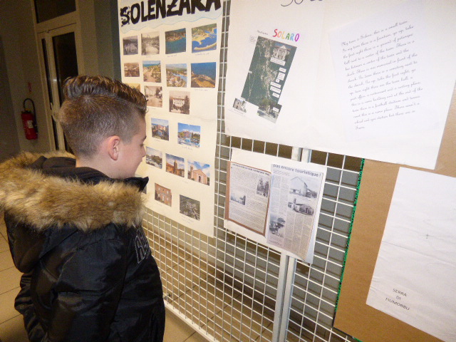 Un élève de cinquième bilingue contemple sa propre production.