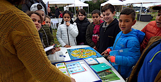 Des enfants extrêmement attentifs lors de la visite des stands.