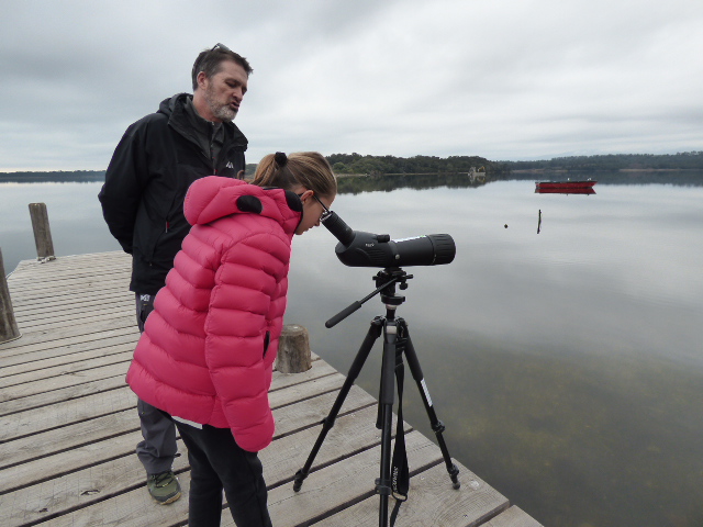 Découvrir les oiseaux hivernants à la jumelle fut un plaisir enrichissant pour les enfants.