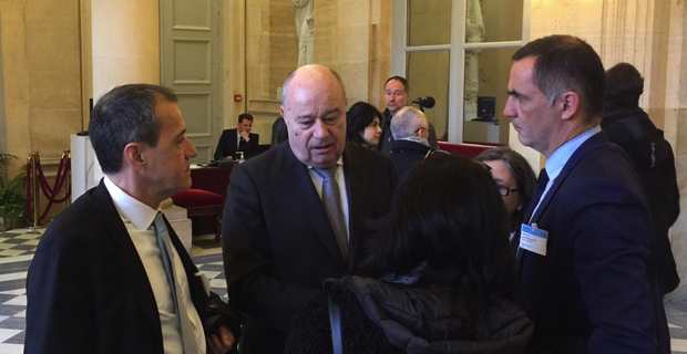 Discussion dans les couloirs du Palais Bourbon avant le vote entre le ministre Baylet, le président de l'Assemblée de Corse, Jean-Guy Talamoni, et le président de l'Exécutif territorial, Gilles Simeoni.