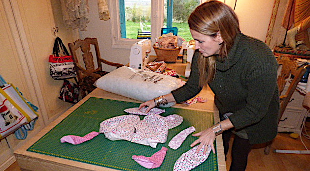 Oreilles, tête, corps et pattes, le Lapinou Doudou ne va pas tarder à prendre vie grâce au savoir faire de Florence.