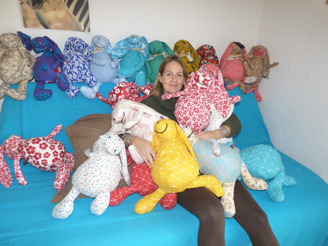 Des lapinous doudous comme s'il en pleuvait autour de la créatrice.