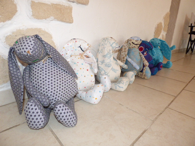 Toutes sortes de tissus sont utilisées du noble lin au tissu tahitien pour la confection des lapinous.