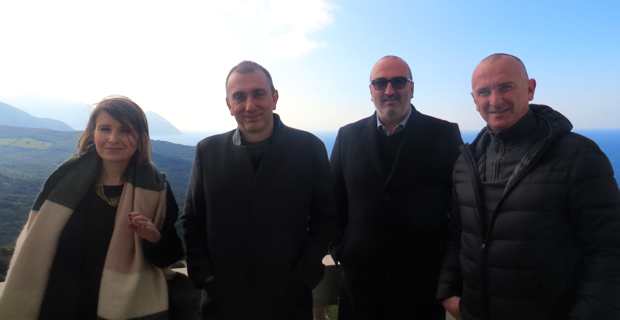 Jean Christophe Angelini, conseiller exécutif, président de l’ADEC et de l’Office foncier de Corse, entouré de Julie Da Costa, chargée des opérations foncières, Jean-Félix Carlotti, et David Brugioni, maire de Centuri, sur le balcon du château Stopielle.