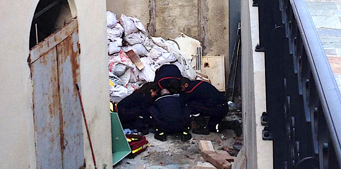 Les pompiers interviennent auprès du blessé. (Photos © Laurent Hérin)