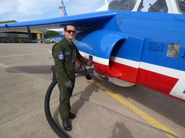 Dès le retour de vol, les avions sont refuelés pour l'entrainement de l'après midi.