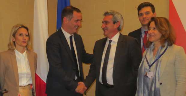 Gilles Simeoni et son prédecesseur.