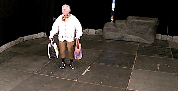 Théâtre : Un homme marche seul, le long des routes… Magistral Philippe Ambrosini…