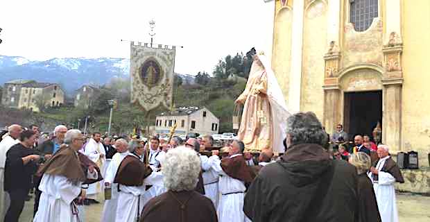 A Madonna Fiumarola devant la chapelle Santa Devote à Piedicroce.