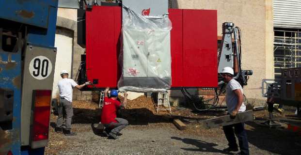 La nouvelle chaudière à bois, livrée mardi matin à la gare de Corte.