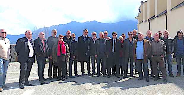 Le président de l'Exécutif territorial, Gilles Simeoni, et le président de l'Office des transports de la Corse (OTC), Jean-Félix Avquaviva, à Piedicroce avec les élus et les acteurs de terrain de la vallée d'Orezza.