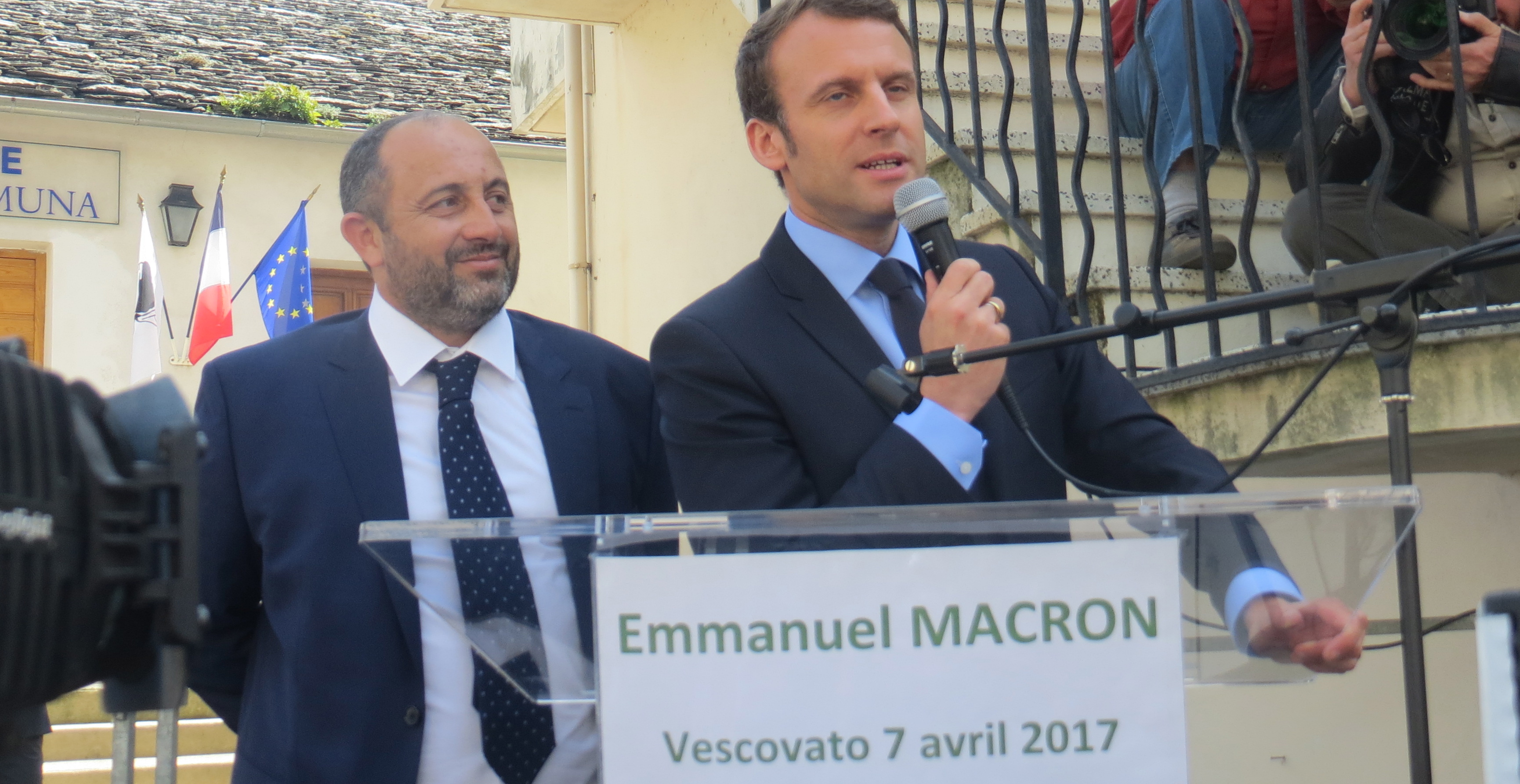 Le candidat d'En Marche, Emmanuel Macron, à Vescovato, en Haute-Corse, avec le maire du village, Benoit Bruzi.