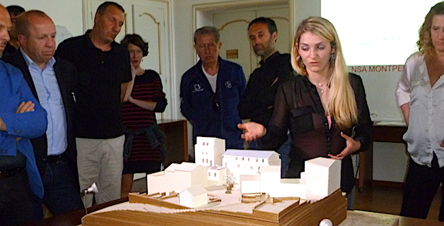 Une des étudiantes de l’ENSA explique le concept d’ouverture de l’espace car « l’extérieur devient civilisé » selon Tony Casalonga