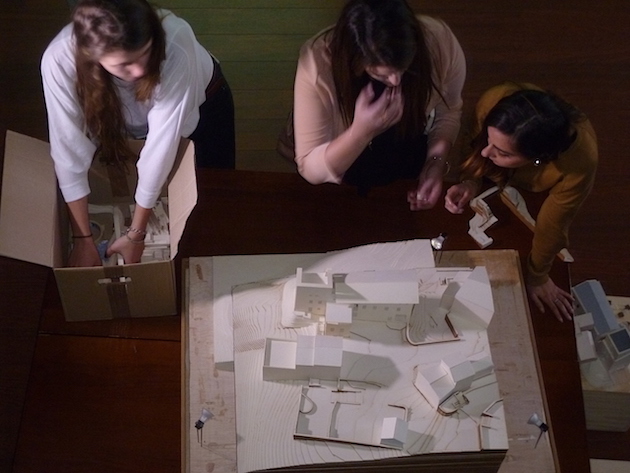 Les étudiantes s’affairent autour de la maquette de présentation de Lugu di Nazza