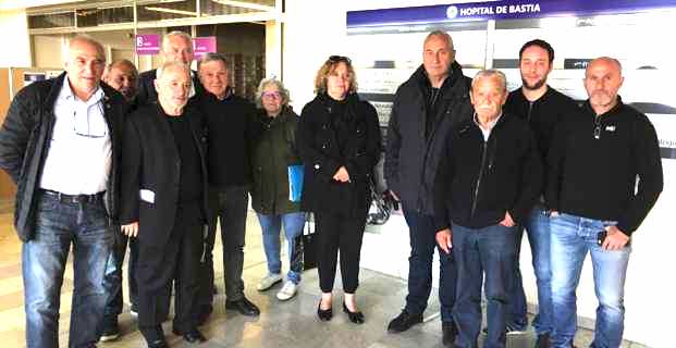 Le Collectif Per a Salute in Piaghja Urientale, à l'issue de la réunion à l'hôpital de Bastia.