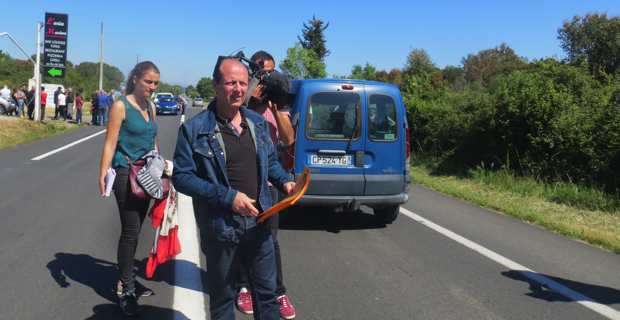 Paul-Félix Benedetti, leader d’U Rinnovu Naziunale, distribuant des tracts devant le restaurant l'Aria Marina.