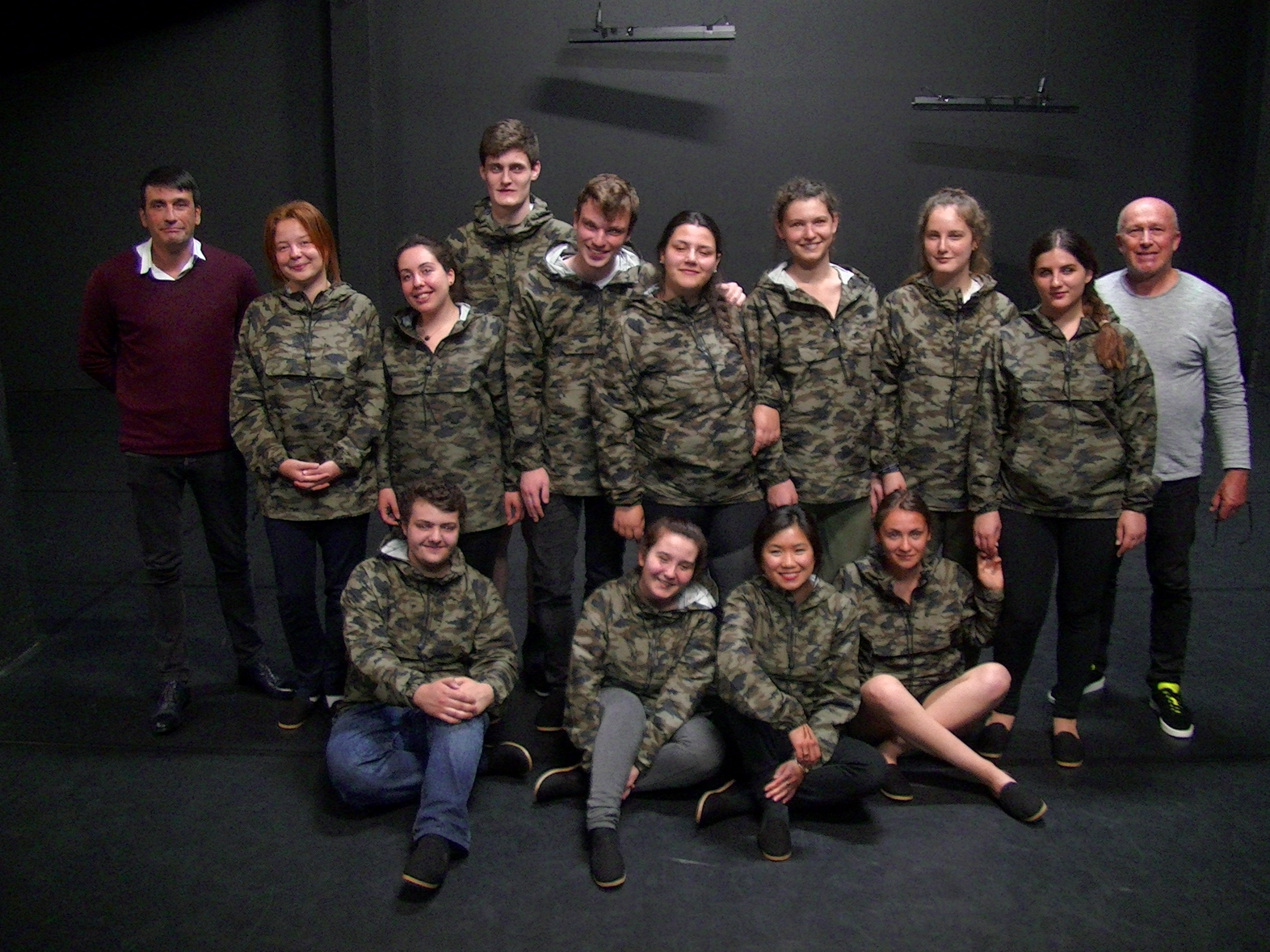 Le groupe "Chaos debout" entouré du dramaturge Emmanuel Boisset (à g) et du metteur en scène François Bergoin ( à dr.)