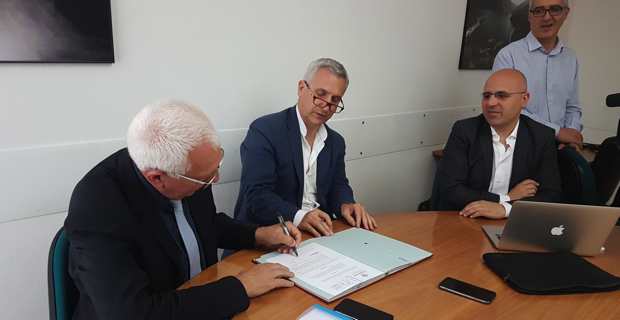 Signature de l'accord de coopération avec Paolo Giovanni Maninchedda, assesseur des travaux publics sardes, et Franciscu Sedda.