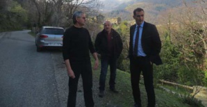 Gilles Simeoni à la rencontre des maires, ici à Carpinetu avec le maire, Marcel Ferrari, et son premier adjoint.