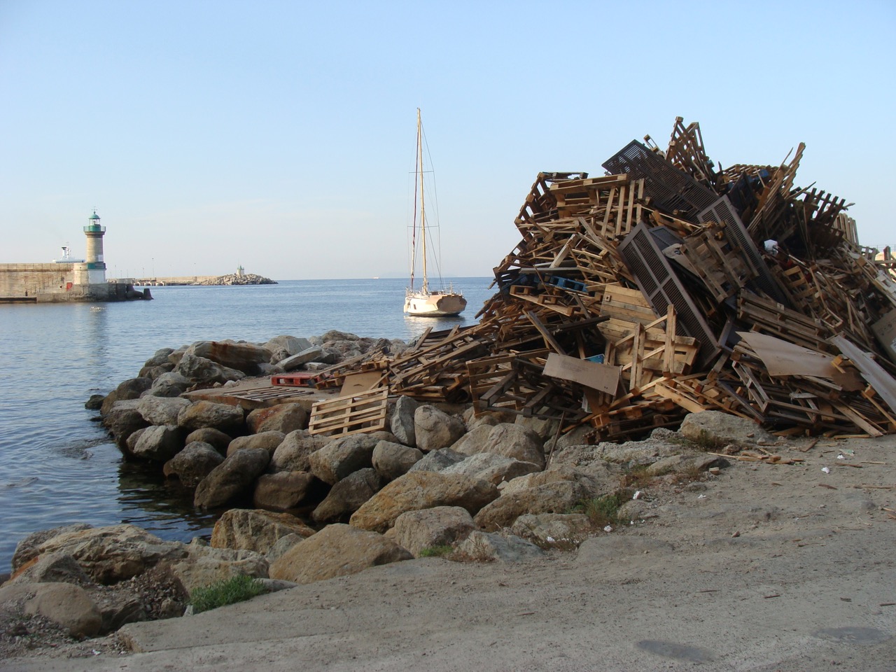 Préparatif du feu de la Saint Jean