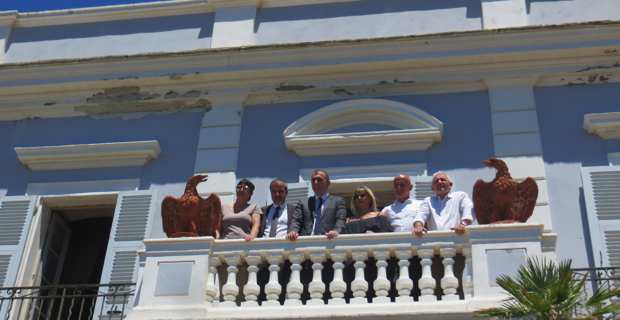 Les élus sur la terrasse du château Stopielle après la signature de la convention d'acquisition.