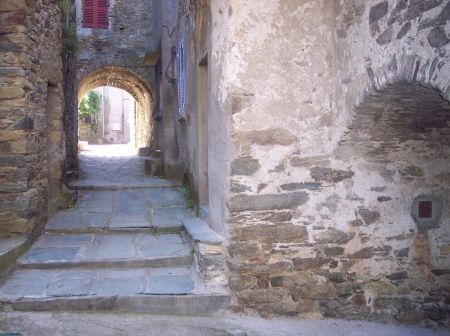 E loghje in centru di u paese