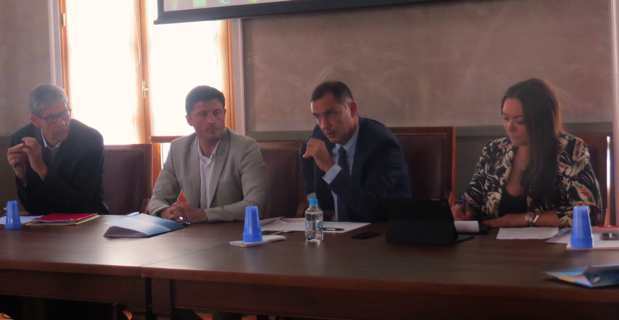 Le président de l'Exécutif, Gilles Simeoni, entouré de Valery Sawocik, chargé de développement à l’aéroport Nice-Côte d’Azur, de Jean-Félix Acquaviva, président de l’OTC, et de son successeur, Vanina Borromei, qui prendra ses fonctions fin juillet.