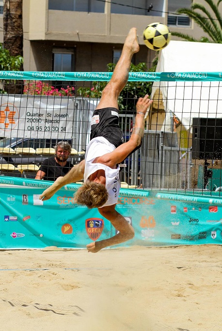 La tant attendue et spectaculaire technique du "shark attachk", permettant de "smasher" par dessus le filet. (Photo © Marcu-Antone COSTA)