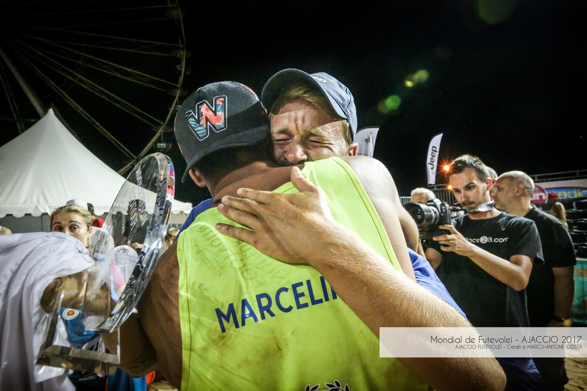 Philippe Boulet, co-organisateur avec Franck Dubernet qui reçoit la coupe de la part du vainqueur du tournoi. (Crédit photo © Marcu-Antone COSTA)