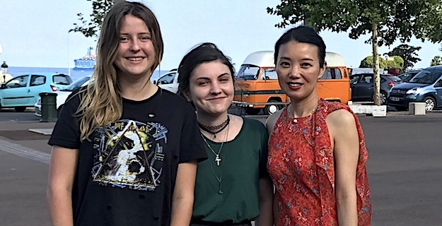 Manon Rougon et Clelia Mattei, les deux lycéennes bastiaises qui représenteront la France aux Rencontres Internationales de la Jeunesse dans l’Empire du Milieu à Shangaï, en compagnie de Xin Devichi, leur professeure de Chinois à Bastia