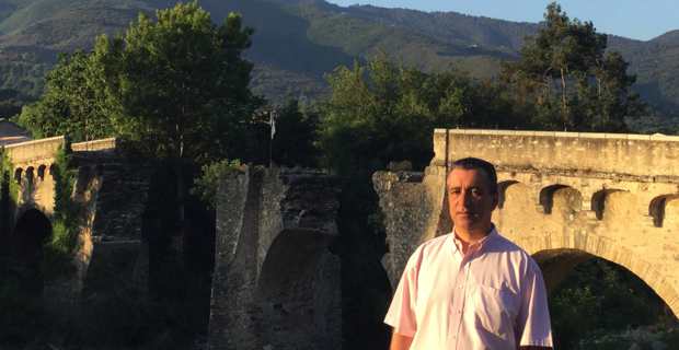 Antoine Orsini, maire de Castellu di Rustinu, devant le pont historique de la bataille de Ponte Novu.
