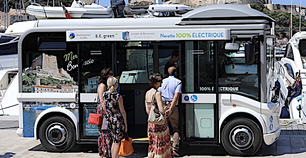Bonifacio organise son réseau de transport propre  avec le 1er minibus 100% électrique livré en Corse