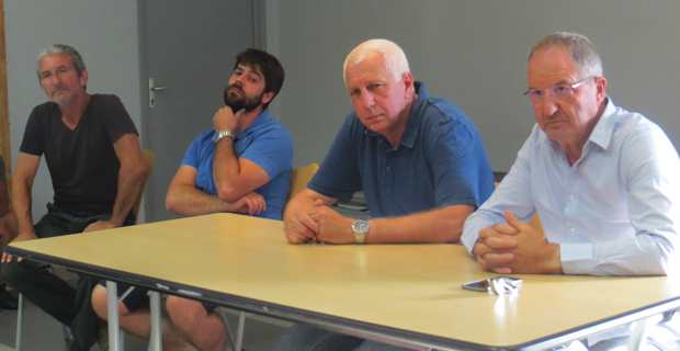 Le président de la FDSEA, Joseph Colombani, aux côtés de son homologue du syndicat des jeunes agriculteurs de Corse du Sud, Jean-Christophe ARRII, du président de l'Office hydraulique, Saveriu Luciani, et du président délégué de la Chambre d'agriculture, Jean-Marc Venturi.