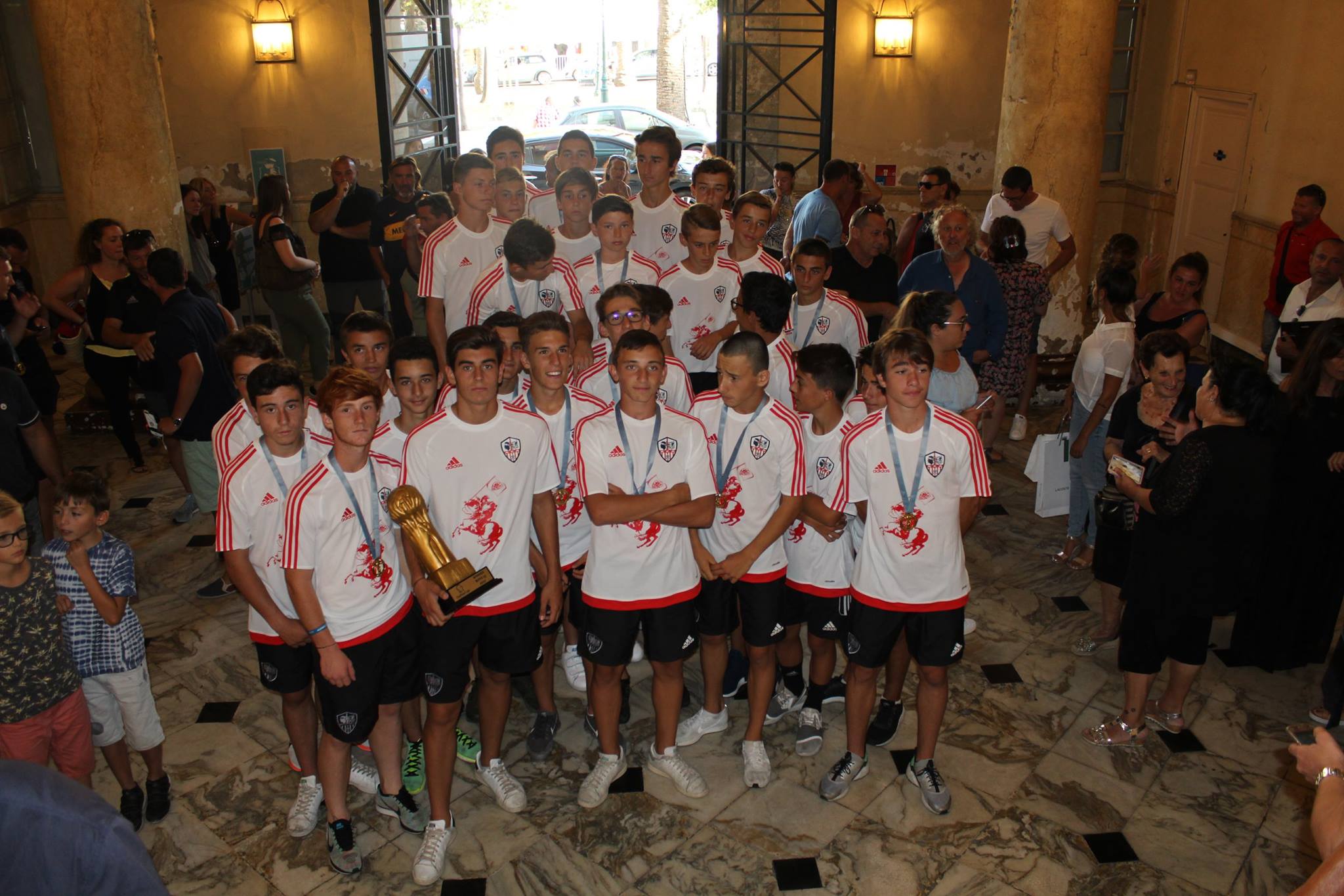 Les jeunes footballeurs U15 de l’ACA, champions du monde, honorés par Laurent Marcangeli et l'Assemblée de Corse