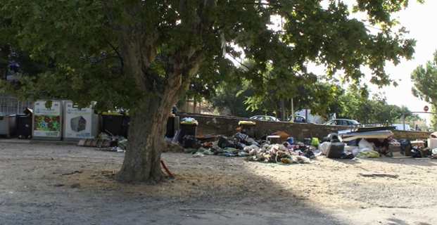 La placette de la gare de Lupino était devenue une véritable décharge à ciel ouvert... Vendredi matin les services de la CAB ont tout néttoyé !