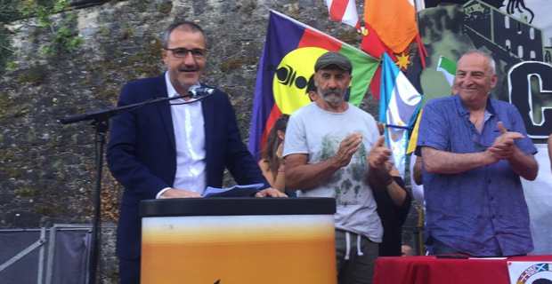 Jean-Guy Talamoni, président de l’Assemblée de Corse et leader du parti indépendantiste, Corsica Libera, prononçant son discours au meeting de clôture des Ghjurnate internaziunale 2017.