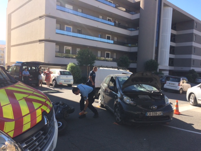 Collision deux-roues - voiture dans le centre-ville de Calvi:  1 blessé