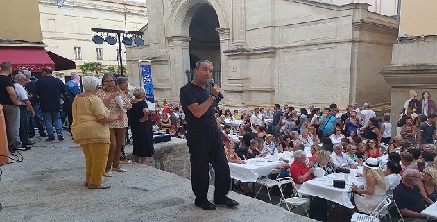 400 personnes ont participé au repas organisé par l'association San Rochellu, rue Fesch, dont le président a animé avec succès une partie de la soirée.