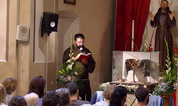 Prières et recueillement au couvent St Antoine devant la relique du manteau de St François