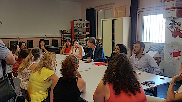 Pierre Savelli avec les parents d'élèves de  l'école Marie-Reynoard