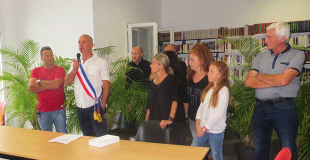 Le maire, David Brugioni, sa famille et des conseillers municipaux.