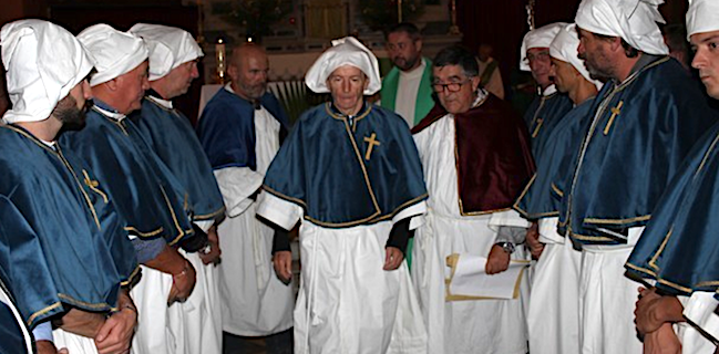 Les confrères di A Cunfraternita di A Madunnuccia di a Misericordia di Lisula intronisés