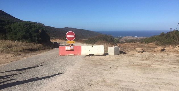 a gauche l'ancienne route, à droite la future