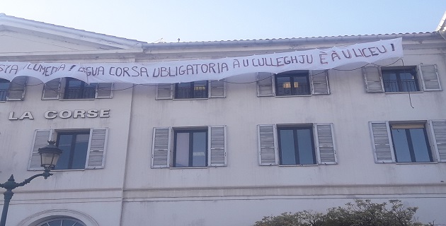 Ajaccio : Le Collectif Parlemu Corsu monte au créneau… et sur le toit du rectorat !