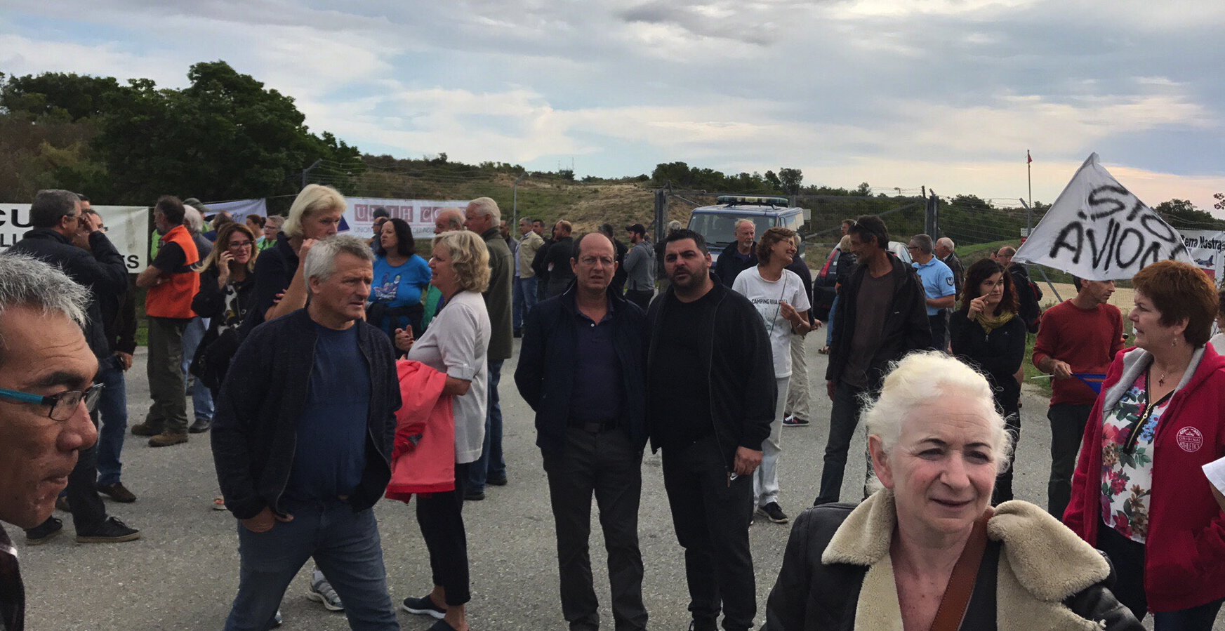 Près de 200 manifestants, des habitants, des socio-professionnels et des élus ou représentants politique tels que Paul-Félix Benedetti, leader d’U Rinnovu, Joseph Colombani, président de la Chambre d’agriculture, Pierre Mattei, membre de l’Exécutif de Femu a Corsica, les maires de la microrégion, Séverin Medori…