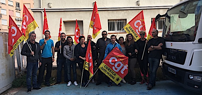 Ici, les employés en grève de la pose de Lisula Rossa, bloquant ce matin le camion du centre de tri de Bastia