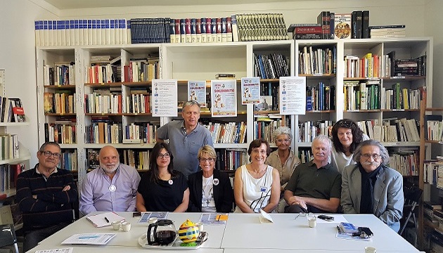 Assis : Michel Kemel, président du Secours catholique Corse   Hyacinthe Choury, secrétaire général Secours populaire2A   Stephanie de Cicco, présidente Croix-Rouge2A Isabelle Torre, présidente Restos du Coeur  Nelly Paoletti, présidente FALEPA  François Pernin, président CLE PUMONTE, Médecins du monde:  Kikou Chabrol, Ava Basta  Debout : André Lestienne, Restos du coeur  Françoise Hubscher-Gourin, Médecins du monde