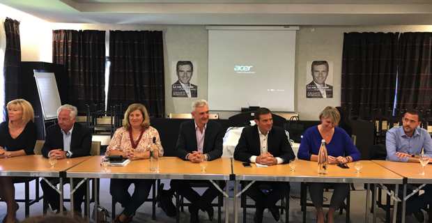 Le candidat de la droite régionaliste, Jean Martin Mondoloni, entouré de certains de ses colistiers : la conseillère départementale du Sartenais-Valinco, Chantal Pedinielli (n°2), les conseillers territoriaux sortants, Xavier Lacombe (n°3), Marie-Thérèse Mariotti (n°4), Camille de Rocca Serra, Annette Pieri et Jean-Stéphane Allegrini-Simonetti.